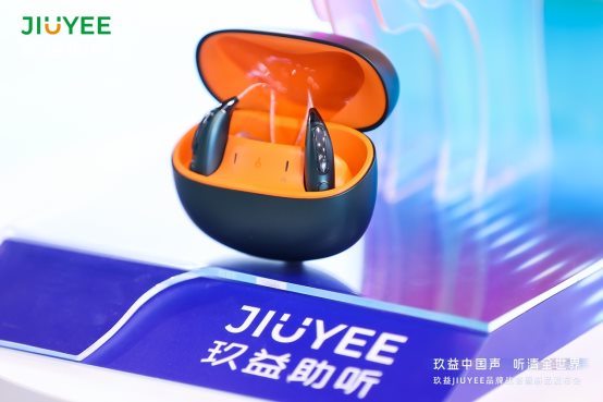 桌子上放着蓝色的标志
描述已自动生成